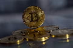 Đồng tiền Bitcoin tại London, Anh ngày 20/11. (Nguồn: AFP/TTXVN)