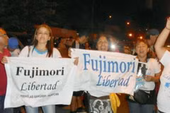 Những người ủng hộ ông Fujimori tuần hành bên ngoài bệnh viện ở Lima, Peru ngày 24/12. (Nguồn: Kyodo/TTXVN)