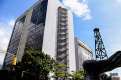 Trụ sở của Tập đoàn Dầu khí quốc gia Venezuela (PDVSA) tại Caracas ngày 14/11. (Nguồn: AFP/TTXVN)