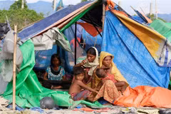 Người Rohingya tại trại tị nạn ở biên giới Myanmar-Bangladesh, gần thị trấn Maungsaw, bang Rakhine ngày 12/11/2017. (Nguồn: AFP/TTXVN)