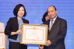 Thủ tướng Nguyễn Xuân Phúc trao tặng Bằng khen của Thủ tướng Chính phủ cho Thông tấn xã Việt Nam vì thành tích xuất sắc tại WEF ASEAN 2018. (Ảnh: Thống Nhất/TTXVN)