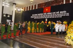 Đoàn Công an thành phố Hà Nội do Thiếu tướng Đoàn Duy Khương, Giám đốc Công an thành phố Hà Nội dẫn đầu vào viếng nguyên Tổng Bí thư Đỗ Mười. (Ảnh: TTXVN)