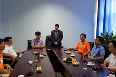 Đại sứ Việt Nam tại Mozambique Lê Huy Hoàng phát biểu tại cuộc gặp. (Ảnh: Phi Hùng/TTXVN)