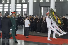 Đoàn Chính phủ Hoàng gia Campuchia do Phó thủ tướng Chính phủ Hoàng gia Campuchia Men Sam An viếng, chia buồn và viết sổ tang nguyên Tổng Bí thư Đỗ Mười. (Ảnh: Văn Điệp/TTXVN)