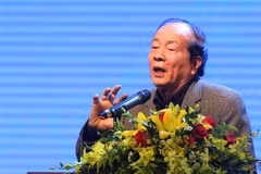Nhà thơ Hữu Thỉnh, Chủ tịch Hội nhà văn Việt Nam phát biểu tham luận tại hội thảo. (Ảnh: Thanh Tùng/TTXVN)