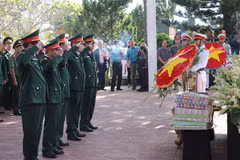 Đại biểu thắp hương tưởng niệm trước anh linh các liệt sỹ. (Ảnh: Dư Toán/TTXVN)