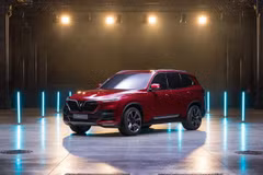 xe SUV lại có những đường gân tạo mảng lồi, lõm gợi ý về một khối động cơ mạnh mẽ bên dưới, mang tới cảm giác cứng cáp, khoẻ khoắn và thể thao 
