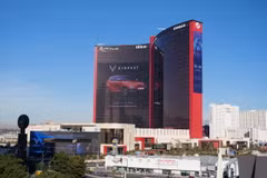Hình ảnh mẫu SUV VF e35 bên ngoài không gian triển lãm CES 2022 tại Las Vegas, Mỹ. (Ảnh: CTV)