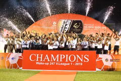 Hà Nội FC nhận cúp vô địch V-League 2019. (Ảnh: Vietnam+)