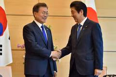 Thủ tướng Nhật Bản Shinzo Abe (phải) và Tổng thống Hàn Quốc Moon Jae-in. (Nguồn: AFP)