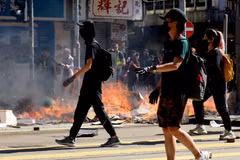 Người biểu tình quá khích tại Hong Kong, Trung Quốc, ngày 11/11. (Ảnh: THX/TTXVN)