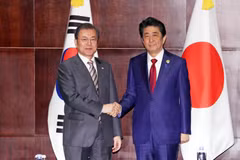 Tổng thống Hàn Quốc Moon Jae-in (trái) và Thủ tướng Nhật Bản Shinzo Abe tại cuộc gặp ở Thành Đô, Trung Quốc ngày 24/12/2019. (Ảnh: Yonhap/TTXVN)