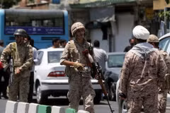 Binh sỹ Iran gác bên ngoài tòa nhà Quốc hội ở Tehran. (Nguồn: AFP/TTXVN)