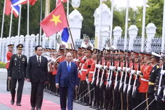 Thủ tướng Nguyễn Xuân Phúc và Thủ tướng Vương quốc Thái Lan Prayut Chan-o-cha duyệt đội danh dự. (Ảnh: Thống Nhất/TTXVN)