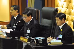 Chủ tịch Hội đồng lập pháp Quốc gia Thái Lan Pornpetch Wichitcholchai (giữa) trong phiên họp đặc biệt của NLA tại thủ đô Bangkok. (Nguồn: THX/TTXVN)