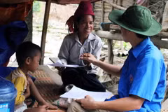 Cán bộ y tế dự phòng đến từng nhà hướng dẫn cách sử dụng thuốc khử khuẩn nguồn nước uống, nước sinh hoạt cho người dân. (Ảnh: Diệp Anh/TTXVN)