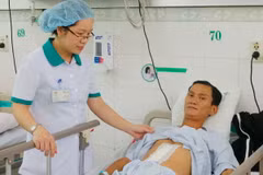 Sức khỏe của bệnh nhân Đặng Vĩ H. đã phục tốt sau ca phẫu thuật. (Ảnh: Trần Lê/Vietnam+)