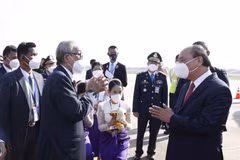Các quan chức Hoàng gia Vương quốc Campuchia đón Chủ tịch nước Nguyễn Xuân Phúc cùng Đoàn đại biểu cấp cao Việt Nam tại Sân bay Quốc tế Pochentong. (Ảnh: Thống Nhất/TTXVN)