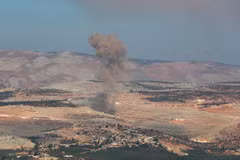 (Tư liệu) Khói bốc lên sau một vụ không kích tại Idlib, Syria. (Ảnh: AFP/TTXVN)