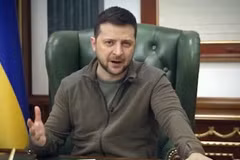 Tổng thống Ukraine Volodymyr Zelensky phát biểu tại một cuộc họp ở Kiev. (Ảnh: AFP/TTXVN) 