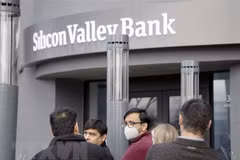 Người dân tập trung bên ngoài trụ sở ngân hàng Silicon Valley Bank (SVB) ở California, Mỹ ngày 13/3/2023. (Ảnh: THX/TTXVN) 