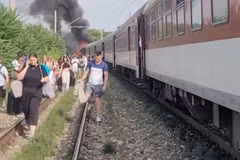 Khói bốc lên từ đám cháy trong khi mọi người sơ tán khỏi một chuyến tàu gần Nove Zamky, Slovakia ngày 27/6/2024. (Ảnh: CNN)