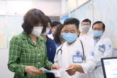 Thứ trưởng Bộ Y tế Nguyễn Thị Liên Hương kiểm tra công tác phân luồng, sàng lọc bệnh sởi tại Bệnh viện Nhi đồng 1 Thành phố Hồ Chí Minh. (Ảnh: Đinh Hằng/TTXVN)