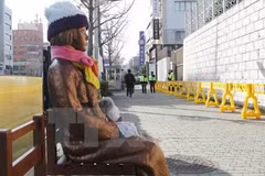 Bức tượng ''phụ nữ mua vui'' dựng bên ngoài Lãnh sự quán Nhật Bản ở thành phố Busan, miền Nam Hàn Quốc. (Nguồn: AFP/TTXVN) 