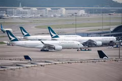 Máy bay của Hãng hàng không Cathay Pacific đỗ tại sân bay quốc tế Hong Kong (Trung Quốc). (Ảnh: AFP/TTXVN) 