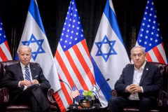 (Tư liệu) Tổng thống Mỹ Joe Biden (trái) trong cuộc gặp Thủ tướng Israel Benjamin Netanyahu tại Tel Aviv ngày 18/10/2023. (Ảnh: AFP/TTXVN)