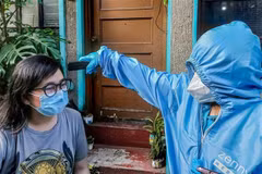 Nhân viên y tế xét nghiệm COVID-19 cho người dân tại Quezon, Philippines, ngày 10/1/2022. (Ảnh: THX/TTXVN) 
