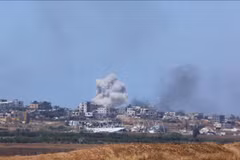 Khói bốc lên sau cuộc không kích trong xung đột Hamas-Israel tại Dải Gaza ngày 16/5/2024. (Ảnh: THX/TTXVN)