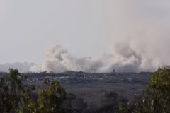 Khói bốc lên sau vụ tấn công của Israel tại Dải Gaza ngày 20/8/2024. (Ảnh: THX/TTXVN)