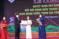 Bộ trưởng Y tế Nguyễn Thanh Long và Bí thư tỉnh uỷ Thái Nguyên Nguyễn Thanh Hải trao Bằng khen cho cán bộ, bác sĩ tham gia phòng chống dịch COVID-19. (Ảnh: Trần Trang/TTXVN)