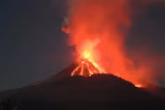 Núi lửa Lewotobi Laki-Laki ở Đông Flores, tỉnh Đông Nusa Tenggara, Indonesia, phun trào ngày 8/11/2024. (Ảnh: THX/TTXVN)