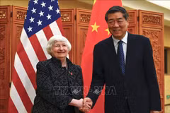 Bộ trưởng Tài chính Mỹ Janet Yellen (trái) hội kiến Phó Thủ tướng Trung Quốc Hà Lập Phong tại Quảng Châu, tỉnh Quảng Đông ngày 5/4/2024. (Ảnh: AFP/TTXVN)