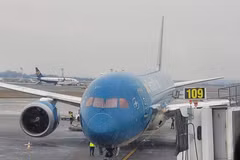 Chuyến bay mang số hiệu VN88 của Vietnam Airlines chuẩn bị cất cánh từ thủ đô Bucharest của Romania đưa bà con sơ tán từ Ukraine trở về Việt Nam. (Ảnh: Mạnh Hùng/TTXVN)