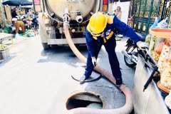 Công nhân Thủ đô vất vả duy trì hệ thống thoát nước giữa ngày nắng gắt