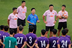 HLV Hoàng Anh Tuấn động viên, khích lệ tinh thần các học trò và nhắc nhở toàn đội dành sự tập trung tối đa cho mục tiêu VCK U23 châu Á 2024 phía trước. (Ảnh: Minh Quyết/TTXVN)