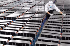 Sản xuất pin lithium cho ôtô điện và các mục đích sử dụng khác. (Ảnh: AFP) 