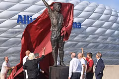 Bayern Munich làm lễ ra mắt tượng Gerd Muller tại sân Allianz Arena