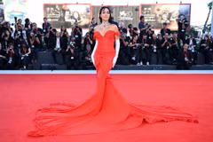 Tại buổi ra mắt bộ phim Enea, người mẫu Georgina Rodriguez, vợ của cầu thủ bóng đá Ronaldo mặc chiếc váy Vetements màu đỏ, găng tay trắng và đeo trang sức của Pasquale Bruni.(Nguồn: CNN)