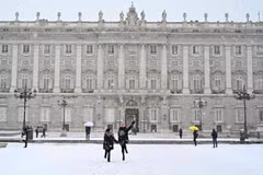 Tuyết rơi dày bên ngoài Cung điện Hoàng gia ở Madrid, ngày 08/01/2021 (Ảnh: AFP)