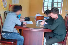 Lực lượng chức năng làm việc với anh D.T.M. (Ảnh: Công an huyện Bá Thước). 