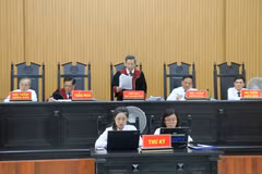 Thẩm phán, Chủ toạ phiên toà tuyên đọc bản án dành cho các bị cáo. (Ảnh: Công Mạo/TTXVN)