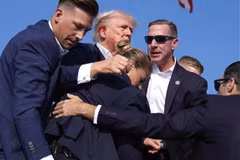 Hình ảnh trích từ video cho thấy mật vụ Mỹ bảo vệ cựu Tổng thống Donald Trump rời khỏi bục diễn thuyết trong cuộc vận động tranh cử ở Butler, bang Pennsylvania, ngày 13/7/2024. (Ảnh: AP/TTXVN)