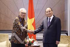 Chủ tịch nước Nguyễn Xuân Phúc tiếp Chủ tịch Hội Hữu nghị Indonesia - Việt Nam Budiarsa Sastrawinata. (Ảnh: Thống Nhất/TTXVN)