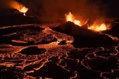 Núi lửa Sundhnuks trên Bán đảo Reykjanes, Tây Nam Iceland phun trào. (Ảnh: Getty Images/TTXVN)