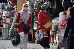 Người dân mua sắm tại một khu chợ ở Jakarta, Indonesia. (Ảnh: THX/TTXVN) 