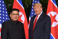 Tổng thống Mỹ Donald Trump (phải) và nhà lãnh đạo Triều Tiên Kim Jong-un tại cuộc gặp ở Singapore ngày 12/6. (Nguồn: AFP/TTXVN)